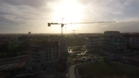 Silhouette-Eines-Baukrans-Während-Des-Sonnenuntergangs.-Luftaufnahme-Des-Hafens-Montpellier-Rive-Du-Lez